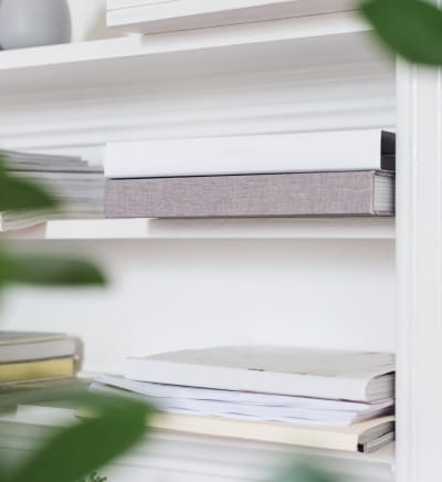 Estudio de interiorismo referencia en Granada Estantería blanca con libros