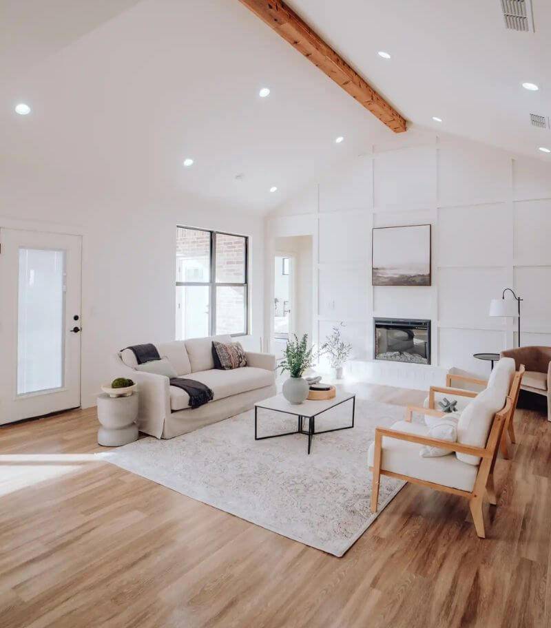 Decoración de un salón amplio y luminoso