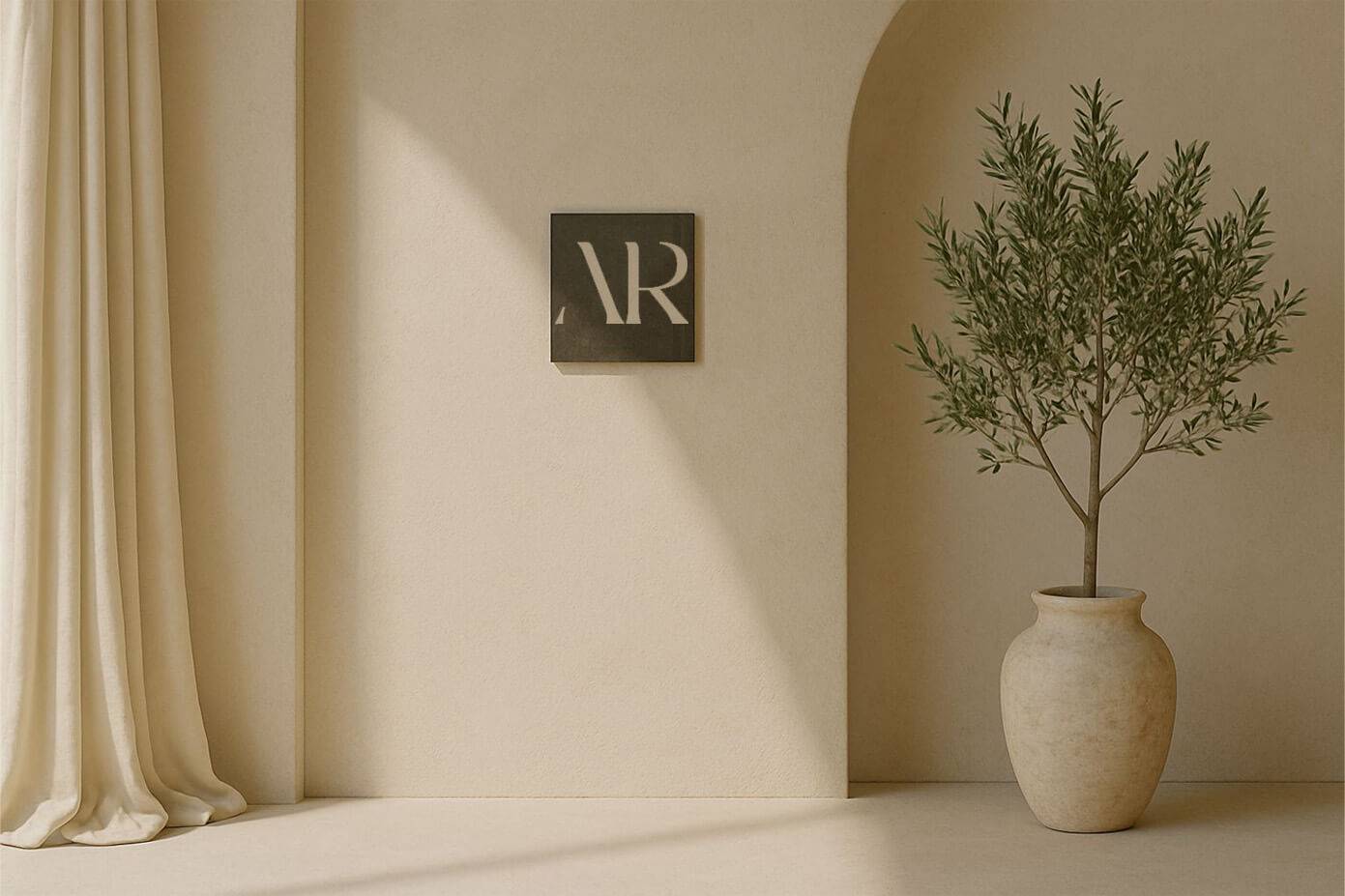 Alba Ruiz Interiorismo Habitación con un recuadro con el logo de Alba Ruiz y una maceta