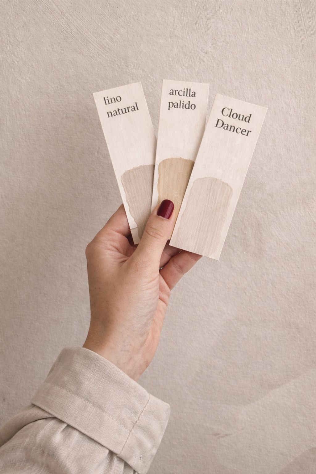 Salón con cuadro abstracto con mesa redonda de cristal, una plantita y 4 sillas blancas de corte moderno