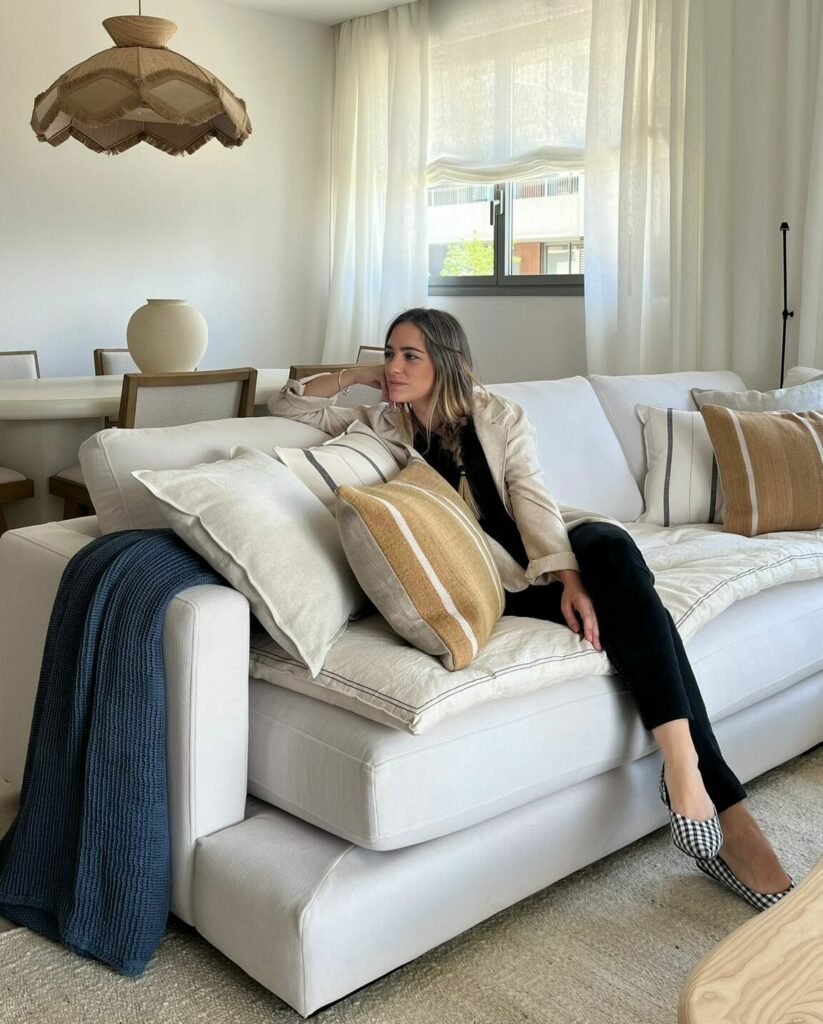 Dormitorio con cama de matrimonio, cabecera de madera y una lámpara de corte moderno.